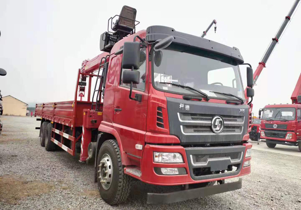 陜汽軒德后八輪12噸宏昌天馬隨車吊